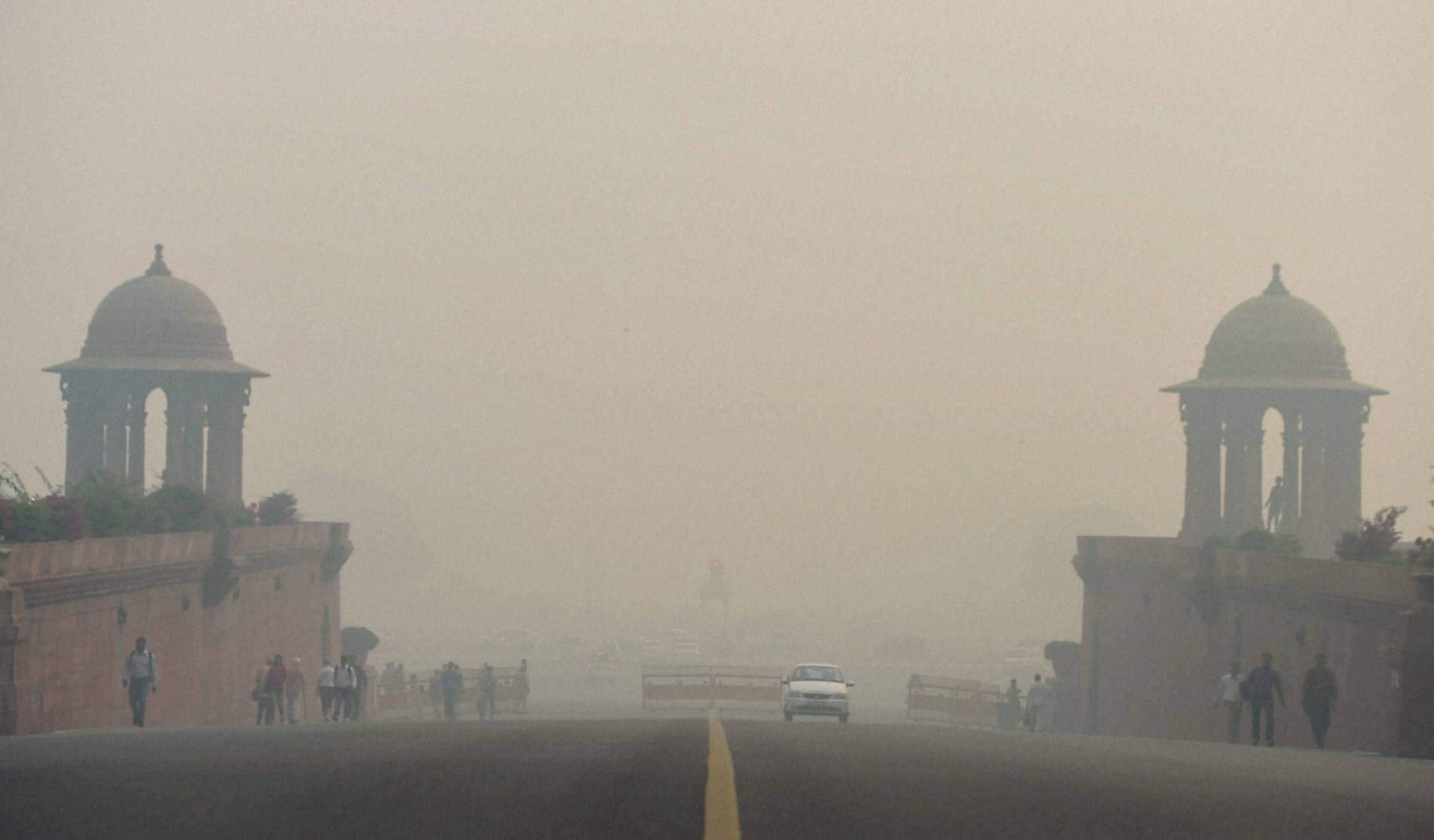 New Delhi: A thick smog covers Rajpath in New Delhi onMonday, a day after Diwali. (Source: PTI)